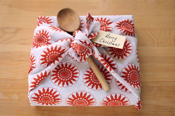 10 Incredibly Clever Ways to Wrap Presents | Gift wrapping clothes, Diy gift wrapping, Tea towel gift